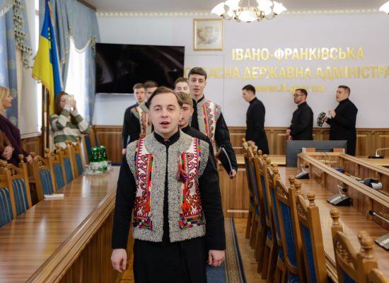 Спільнота ІФДС із колядками завітала до Івано-Франківської обласної державної адміністрації