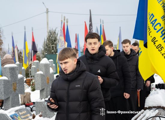 Семінаристи долучилися до «Тихої коляди» на міському кладовищі Івано-Франківська