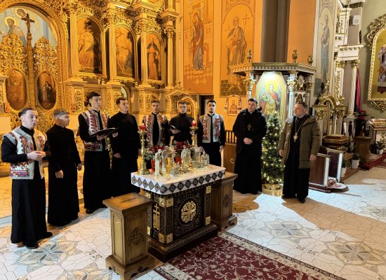 Семінаристи ІФДС продовжують прославляти Ісуса Христа радісною колядою