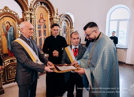 Лицарі Колумба вручили семінаристам ІФДС стипендії на навчання