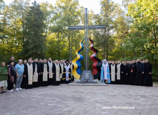 У селі Рибне освятили хрест у пам’ять про українців, закатованих нацистами