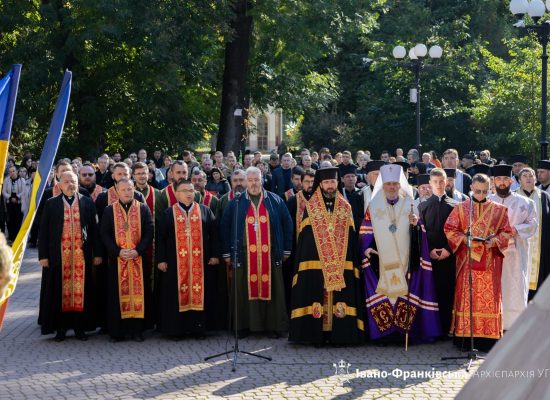«Дзвін памʼяті» вкотре обʼєднав прикарпатців у молитві за полеглими Героями